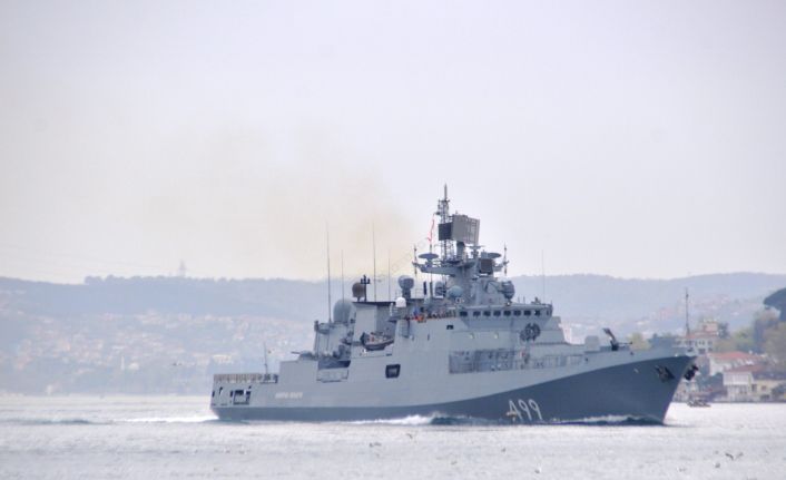 Rus Donanmasına ait RFS 499 borda numaralı "Admiral Makarov" gemisi boğazdan geçti