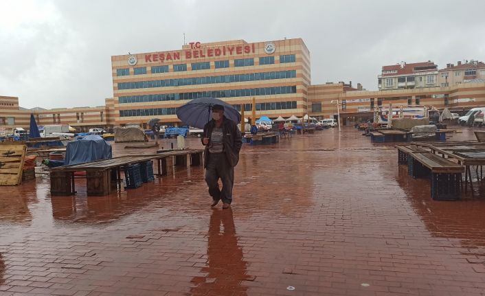 Sağanak yağış sebebiyle halk pazarı ertelendi, anonsu duyan yarı yoldan döndü