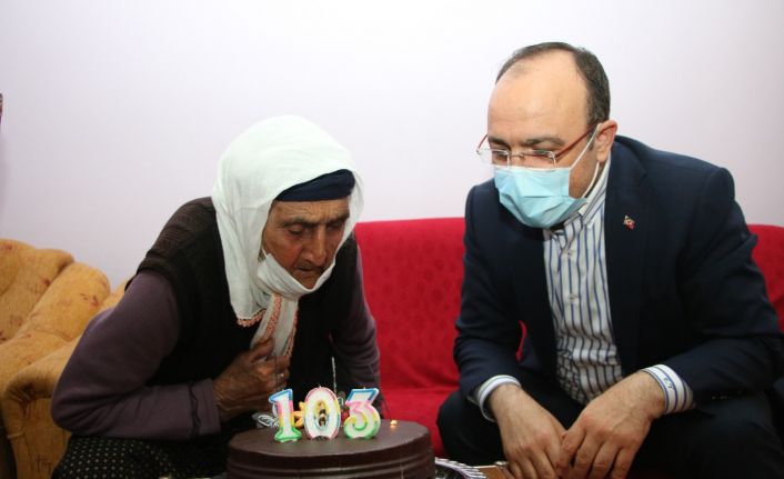 Şahine nine 103 yaşına girdi, ilk defa doğum günü kutladı, ilk defa vali gördü