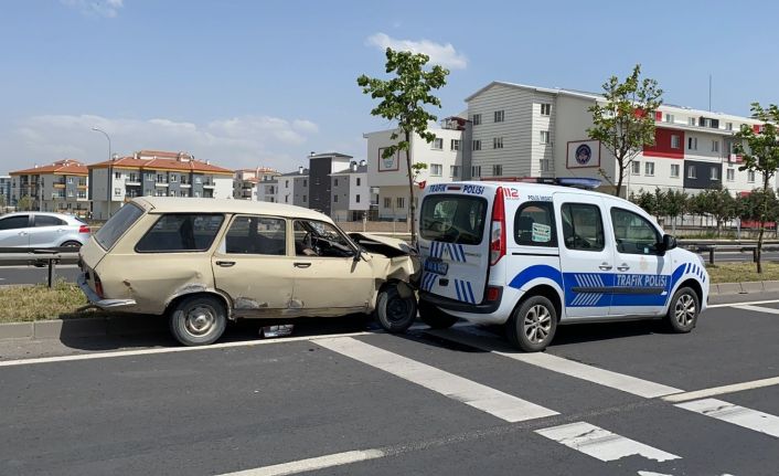 Sahte plakalı araçla kaçan sürücü polis aracına çarptı: 1’i polis 4 yaralı