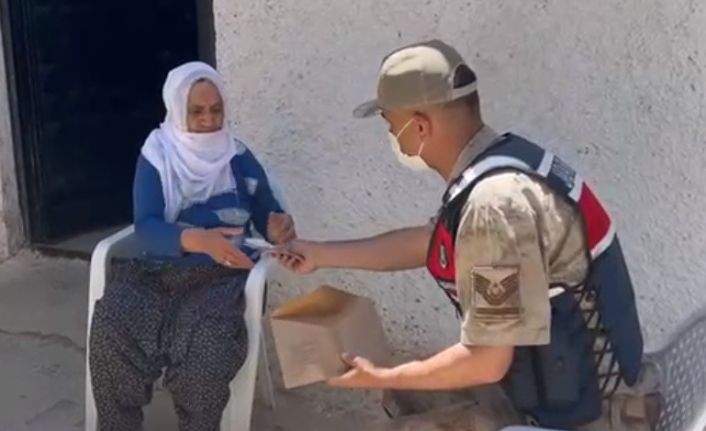 Sahte polislere kaptırdığı para ve altınları bulunan nine "jandarmaya" dua etti