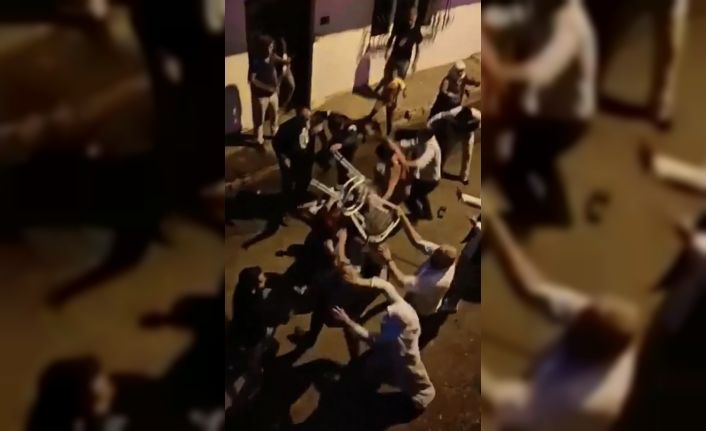 Sandalyeler sopalar böyle havada uçtu...Polis havaya ateş açmak zorunda kaldı