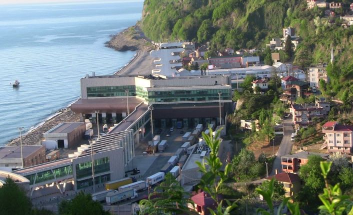 Sarp Sınır Kapısı’nda Ramazan ayında tır kuyruğu çilesi devam ediyor