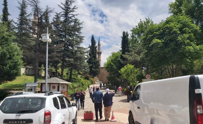 Şeyh Edebali Türbesi bölgesinde tam kapanma sonrası ilk Cuma namazı yoğunluğu