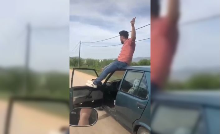 Seyir halindeki otomobilin tavanına oturup ‘jandarma bizi kovalamaz’ diyen sürücüye, jandarmadan ağır tarife