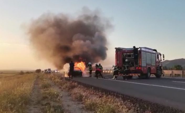 Seyir halindeyken alev alan araç küle döndü, sürücü son anda kurtuldu