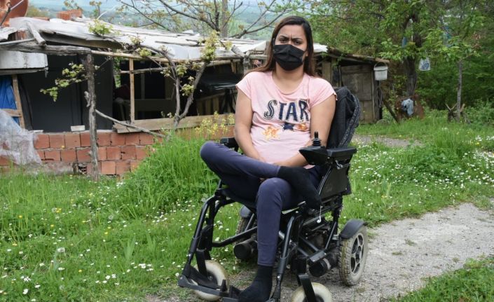 Sinop’ta 28 yaşındaki engelli genç kız yürüyebilmek için yardım bekliyor