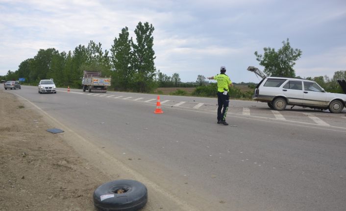 Sinop’ta iki otomobilin çarpıştığı kazada LPG tankı yola fırladı: 3 yaralı