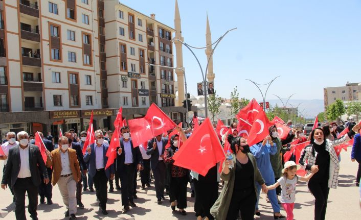 Şırnak’ta vatandaşlar terör örgütü PKK’nın saldırısını ellerinde Türk bayraklarıyla yürüyüş yaparak kınadı
