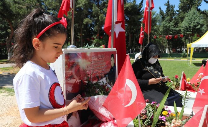 Tam kapanmadan muaf tutulan şehit aileleri çocuklarının mezarlarını ziyaret edip dualar ettiler