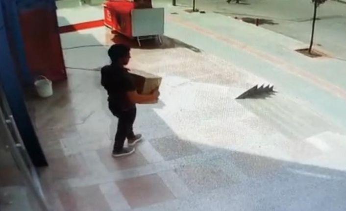 Tam kapanmayı fırsat bilen hırsız iş yeri önündeki paketi çalıp kayıplara karıştı
