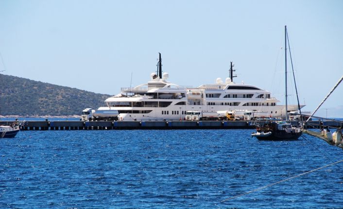 Tankerlerin biri gitti diğeri geldi, ultra lüks yat 240 bin litre yakıt aldı