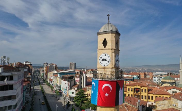 Tarihi Saat Kulesi’ne Doğu Türkistan ve Filistin bayrağı asıldı