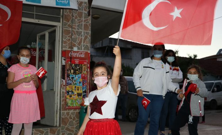 Taşova’da dev Türk bayrağı ve Atatürk posteri ile 19 Mayıs kutlaması