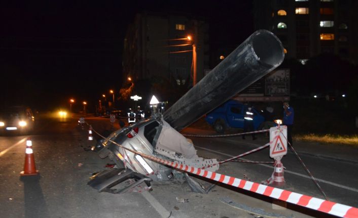 Tekirdağ’da feci kaza: Yolun ortasındaki dev boruya çarpıp kanala düştü
