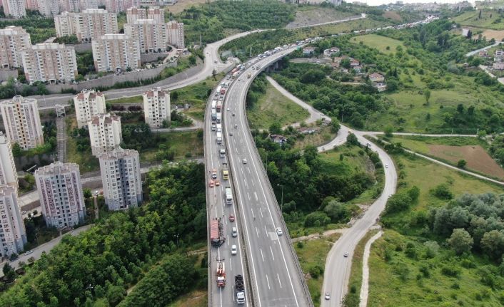 TEM’de bariyerlere çarpan tırın dorsesi devrildi, 5 kilometre kuyruk oluştu