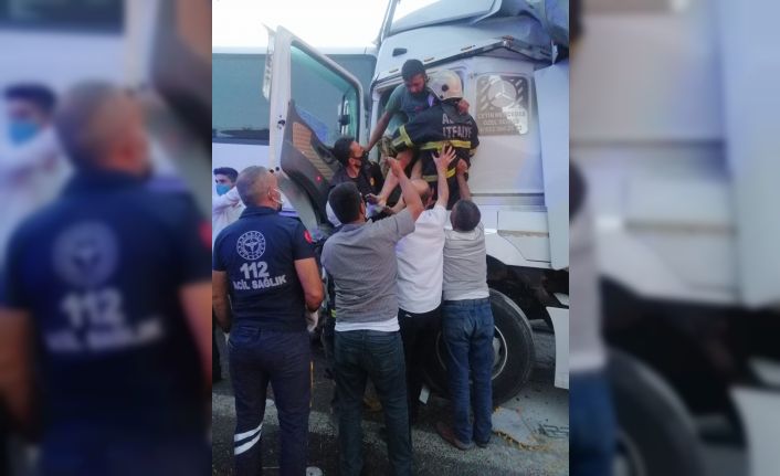 Tır otobüse çarptı: 8 yaralı