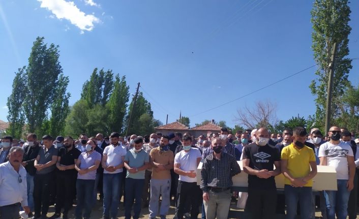 Traktör kazasında hayatını kaybeden anneanne ve torunları toprağa verildi