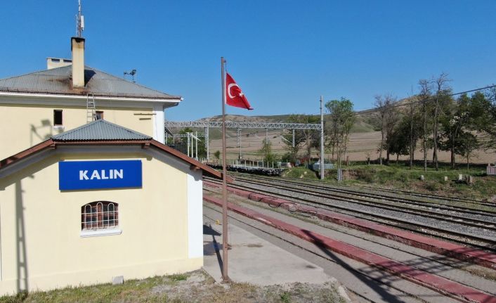 Tüm işi tek başına yapıyordu, ünlü şairin dikkatinden kaçmayınca şiir oldu