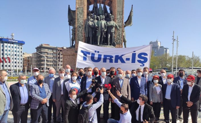 TÜRK-İŞ Cumhuriyet Anıtı’na çelenk bıraktı