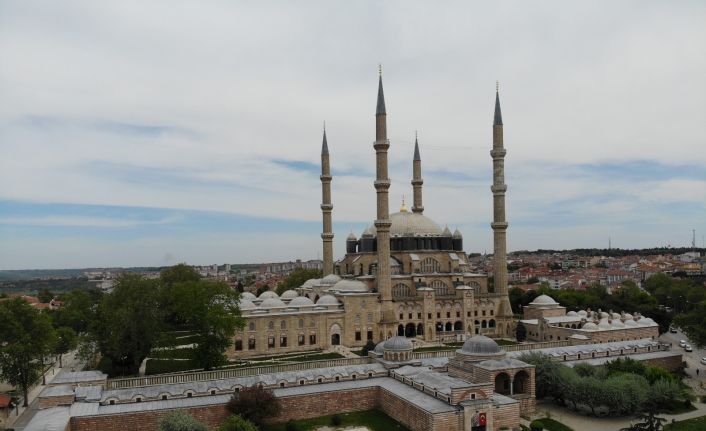 Türk-İslam mimarisinin gözbebeğinde Ramazan-ı Şerif’in son cuma namazı kılındı