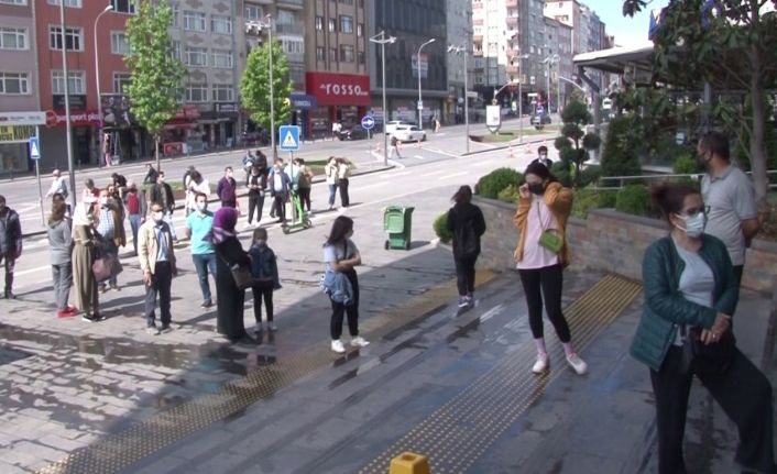 Ümraniye’de tam kapanma sonrası AVM’ler önünde normal günleri aratmayan yoğunluk