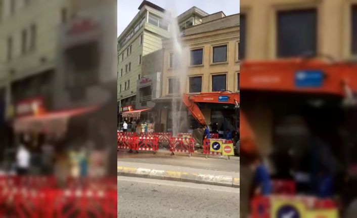 Üsküdar’da çalışma esnasında su borusu patladı, fışkıran su apartman boyuna ulaştı