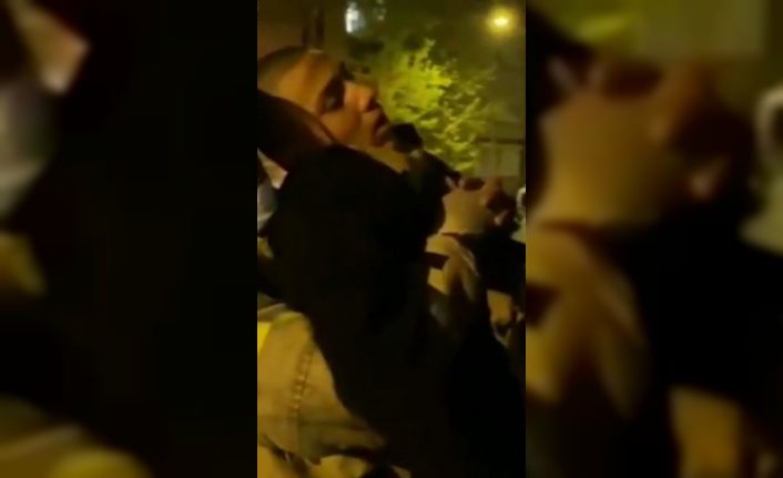 Üsküdar’da giysi toplama kutusu içine girip sıkışan kişiyi itfaiye ekipleri kurtardı