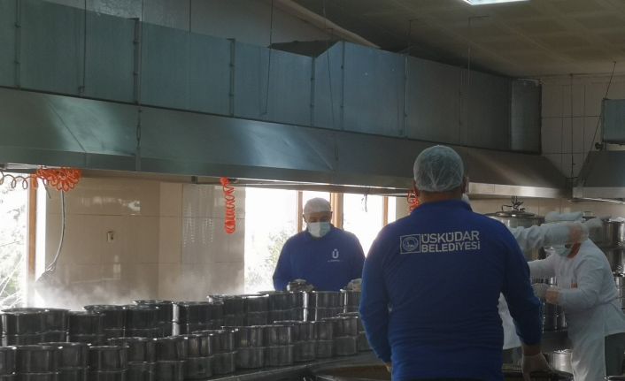 Üsküdar’da ihtiyaç sahibi binlerce aileye her gün sıcak yemek ulaştırılıyor