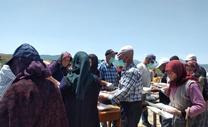 Uzun süre yağmur yağmayınca köy halkı yağmur duasına çıkıp, kurban kesti