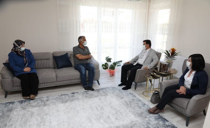 Vali Aslantaş, Ramazan Bayramı’nın ilk gününü şehit ve gazi aileleri ile birlikte geçirdi