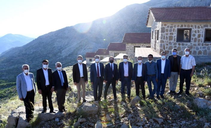 Vali Çuhadar protokol üyeleri Tut ve Besni ilçelerini gezdi