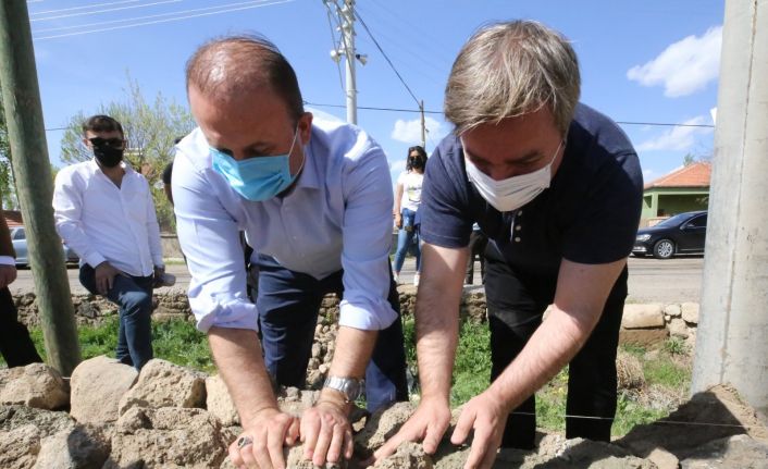 Vali duvar ustası, tarım müdürü çırak olup işçilerle duvar ördü