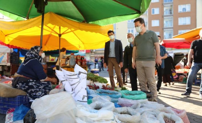 Vali Ünlü, pazar tezgahlarında kalan ürünleri satın alıp ihtiyaç sahiplerine ulaştırdı