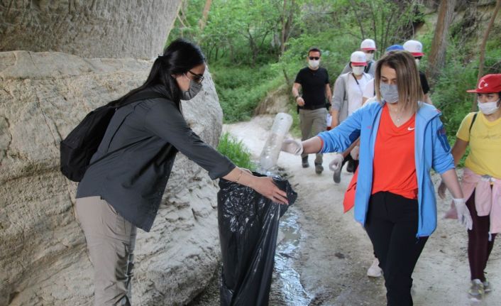Vali ve Belediye Başkanı vadide çöp topladı