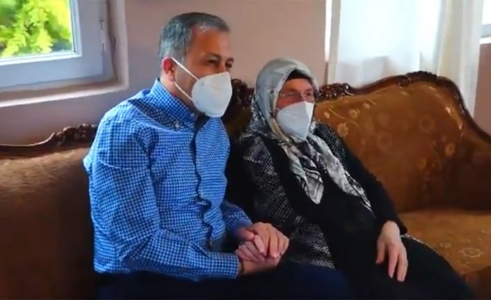 Vali Yerlikaya Anneler Günü’nde Şile’de 17 yıldır muhtarlık yapan Şafak Karakeskin’i ziyaret etti