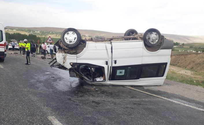 Van’da minibüs ile otomobil kafa kafaya çarpıştı: 1 ölü, 1 yaralı