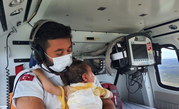 Yanan bebeği helikopter ambulansta hastaneye kadar kucağından indirmedi