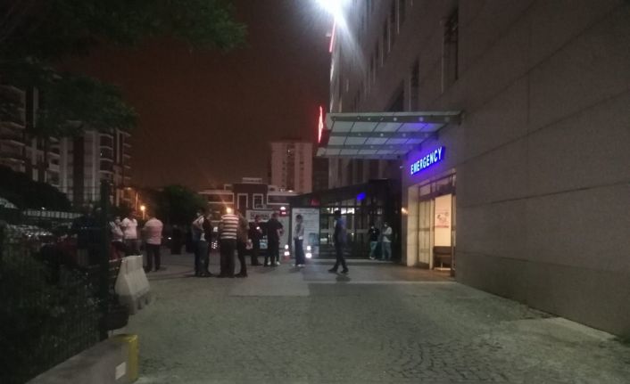 Yaraladıkları şahsın yakınlarına hastane girişinde silahla ateş açtılar: 1’i ağır, 4 yaralı