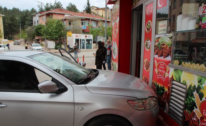 Yayaya çarparak kontrolden çıkan otomobil, az daha çiğköfteci dükkânına giriyordu