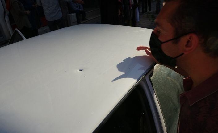 Yorgun mermi otomobile isabet etti, ölümden kıl payı kurtuldu