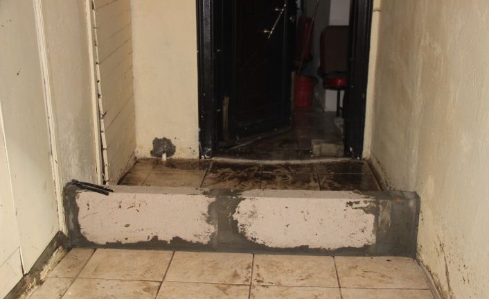 10 dakikalık yağmurda sel meydana geldi, vatandaşlar Büyükşehir Belediyesi’ne isyan etti