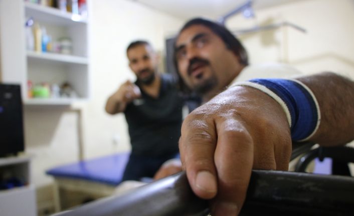 15 yıl yatağa bağlı kaldıktan sonra konuşmayı yeniden öğrenip, dikilen koluyla halter kaldırmaya başladı