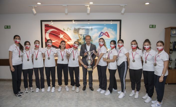 1. Lige yükselen GSK Kadın Hentbol Takımı, sevincini Başkan Seçer ile paylaştı