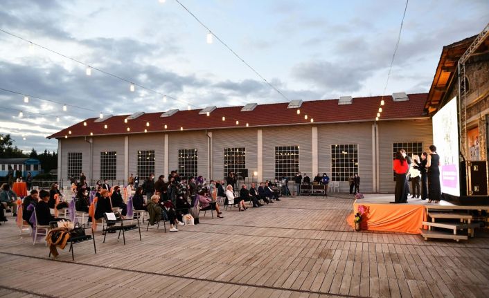 24. Uçan Süpürge Uluslararası Kadın Filmleri Festivali Ödül Töreni, sanatçı ve sanatseverleri buluşturdu