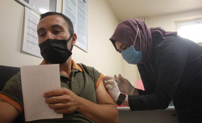 280 bin doz aşı yapılan Elazığ’da 25 yaş üstü vatandaşlar aşı olmaya başladı