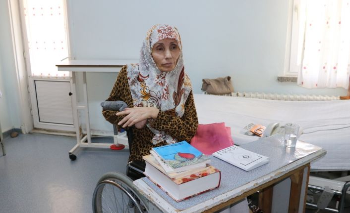 32 yıldır yatağa bağlı Aysel Özpınar 5 şiir kitabı çıkardı