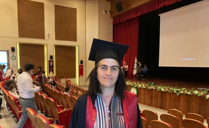 3 çocuk annesi "Her yaşta öğrenilecek çok şey var" dedi, 47 yaşında üniversiteyi birincilikle bitirdi