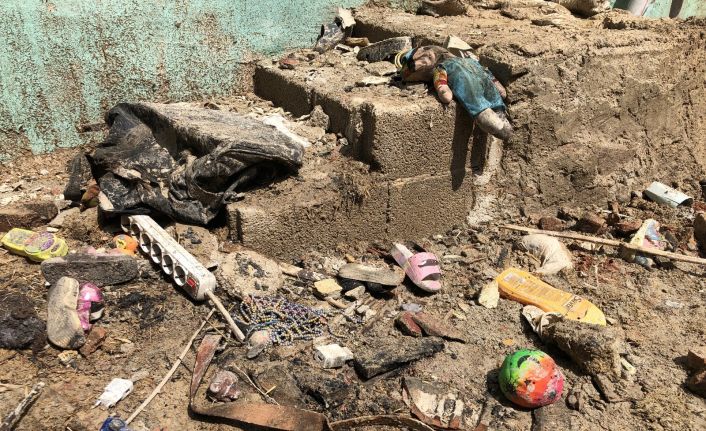 3 küçük kız kardeşten geriye kalan elbise ve oyuncaklar yürek burktu