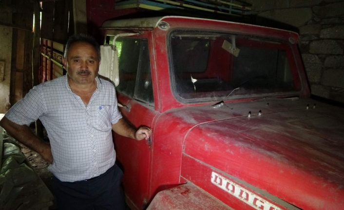 42 yıl önce garaja konulan kamyonet bir kere bile dışarı çıkartılmadı
